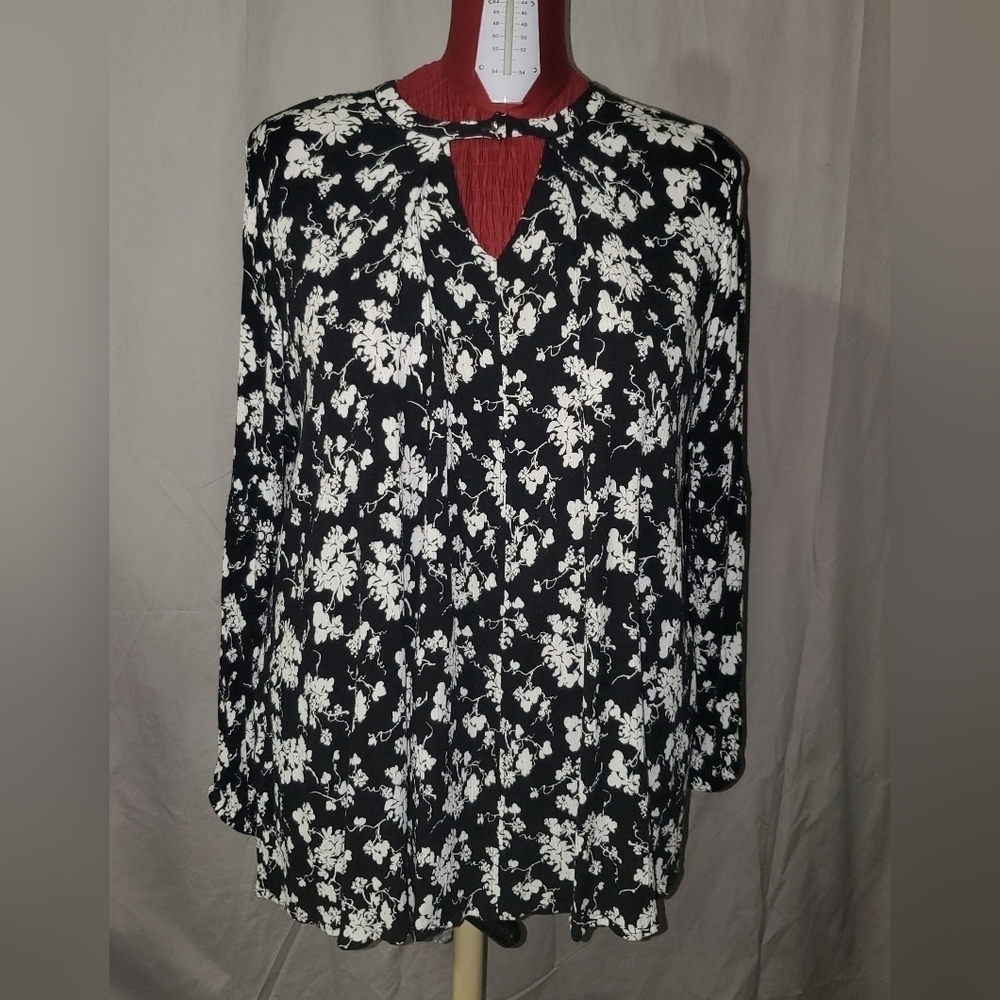 Lane Bryant Black and White Floral long Sleeve Shirt.  SIZE 18/20